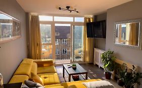 Beautiful 3-Bed Apartment At Swiss Cottage